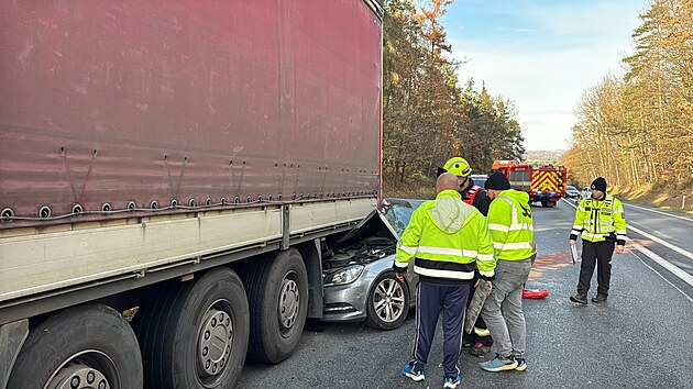 U obce Mra� na Bene�ovsku se st�etlo osobn� auto s kamionem. Na m�st� jsou slo�ky IZS. Doprava je ��zena polici� kyvadlov�. (18. listopadu 2025)