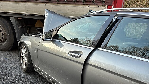 U obce Mra� na Bene�ovsku se st�etlo osobn� auto s kamionem. Na m�st� jsou slo�ky IZS. Doprava je ��zena polici� kyvadlov�. (18. listopadu 2025)