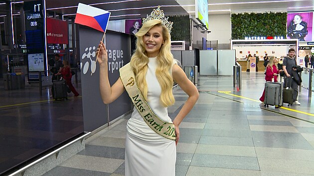 Miss Earth Natálie Pukinová se do Prahy vrátila s korunkou na hlav (16....