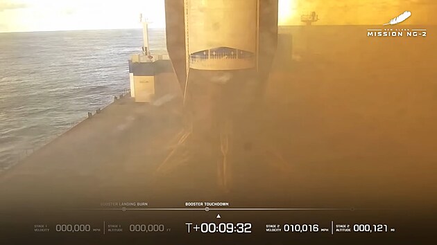 P�ist�n� druh�ho stupn� nosi�e New Glenn na plo�in� p�i misi NG-2