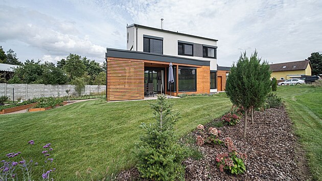 Spr�vnost pl�novan� orientace k lesu podpo�il velmi �zk� p�dorys pozemku.