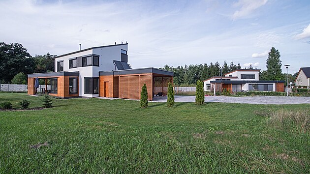 Tak�e z architektova n�vrhu nakonec vze�el n�vrh s vesnic� kompletn� za z�dy.