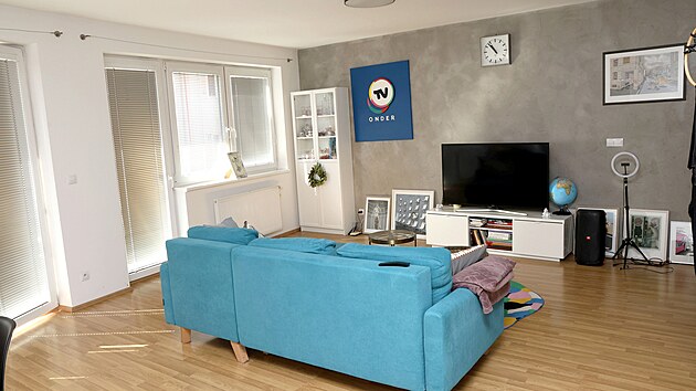 Sta�� jen odsunout seda�ku a z ob�v�ku je r�zem tane�n� parket. Honza tu nap��klad tr�nuje snoubence a jejich svatebn� tanec.