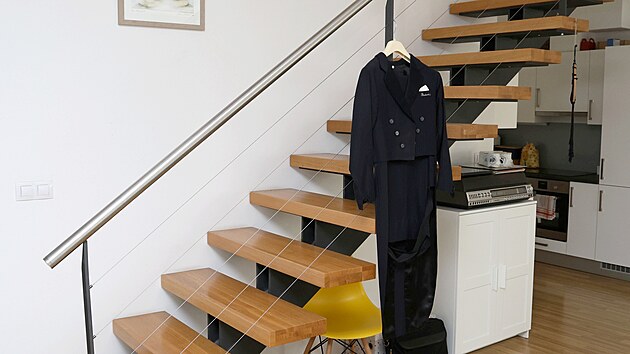 Schody jsou Honzov�m obl�ben�m prvkem bytu. A �dajn� z nich nepad� ani po p�r
sklenk�ch v�na.