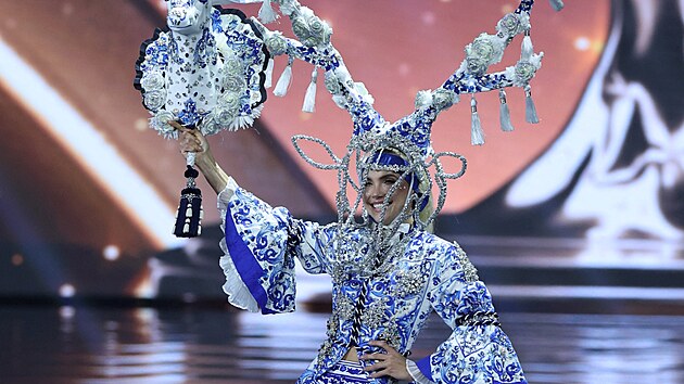 Miss Universe �esko 2025 Michaela Tomanov� b�hem p�ehl�dky n�rodn�ch kost�m� na Miss Universe v Bangkoku (19. listopadu 2025)