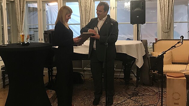 Nejvy��� belgick� vyznamen�n� p�edal ve �tvrtek velvyslanec J. E. J�rgen van Meirvenne vyu�uj�c� ze Z�pado�esk� univerzity v Plzni Pavle Kocourkov� za dlouholet� zviditel�ov�n� belgick�ch osvoboditel� z�padn�ch �ech. (13. 11. 2025)