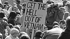 Flower power ve Washingtonu. Protest proti válce ve Vietnamu (21. �íjna 1967)