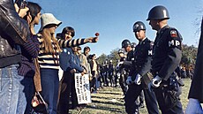 Flower power ve Washingtonu. Protest proti válce ve Vietnamu (21. �íjna 1967)