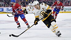 David Pastrák z Bostonu zakládá útonou akci v utkání proti Montrealu.