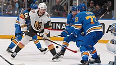 Tomá� Hertl z Vegas zkou�í získat puk p�ed brankou St. Louis. Vpravo je Justin...