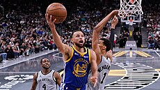 Stephen Curry z Golden State zakonuje v utkání proti San Antoniu.
