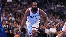 James Harden z Los Angeles Clippers se �ene do útoku.