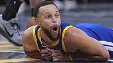 Faulovaný Stephen Curry s pobaveným výrazem ve tvá�i.