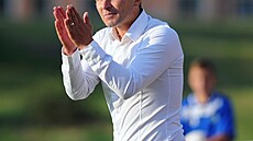 Trenér varnsdorfských fotbalist� Roman Skuhravý povzbuzuje své sv��ence.
