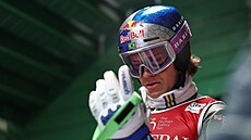 Lucas Pinheiro Braathen se pipravuje na start slalomu v Levi.