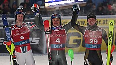 Lucas Pinheiro Braathen (uprost�ed) slaví triumf ve slalomu v Levi. Vlevo je...