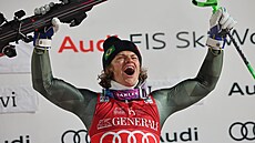 Lucas Pinheiro Braathen se raduje z triumfu ve slalomu v Levi.