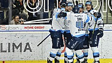 Libere�tí hokejisté se radují z gólu proti Olomouci.