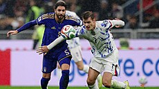 Manuel Locatelli z Itálie nahání norského úto�níka Alexandera Sorlotha.