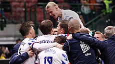 Norská euforie po gólu v Itálii, naho�e vy�nívá Erling Haaland.