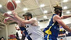 Maksim �turanovi� pod ko�em v souboji s Ladislavem Peckou (vlevo).