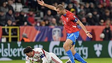 Souboj kapitán�. Tomá� Sou�ek a Graeme Torrilla.