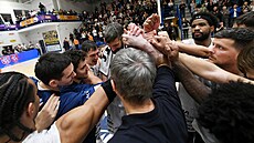 Týmová oslava d��ínských basketbalist� v utkání proti Ústí.