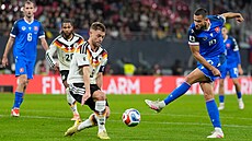 Dávid Hancko se opírá dost�ely, kterou blokuje Joshua Kimmich.