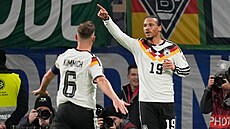 Leroy Sané (vpravo) oslavuje svou trefu proti Slovensku, s gratulací b�í...