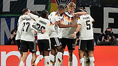 N�me�tí fotbalisté se radují z gólu v utkání proti Slovensku.