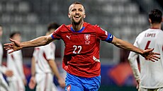 Kapitán eských fotbalist Tomá Souek se raduje z páté branky v síti...