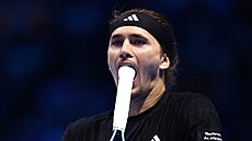 Bezradný Alexander Zverev v utkání s Jannikem Sinnerem.