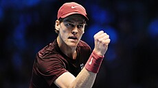 Jannik Sinner oslavuje vít�zný úder.