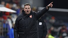 Jaroslav Köstl kou�uje �eské fotbalisty p�i utkání s Gibraltarem.