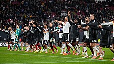 DKOVAKA. Nmetí fotbalisté oslavují postup na mistrovstvísvta.