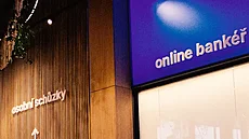 Na pobo�ce jsou také �iví banké�i, pokud ale �ádný není k dispozici AI avatar...