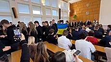 Fico je v Popradu, ale do �koly se nevrátil. Vítají ho nápisy k�ídou i studenti...