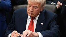 Americký prezident Donald Trump podepsal návrh zákona, který po bezmála 43...