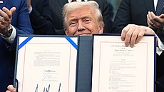 Americký prezident Donald Trump podepsal návrh zákona, který po bezmála 43...