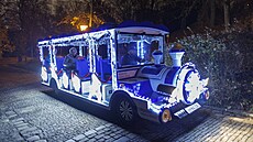 Za jízdu osvtleným vlákem zaplatí lidé 50 korun. Díky nmu nemusí lapat do...