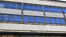 Chátrající budovu navr�enou architektem Bohuslavem Fuchsem koupila v roce 2021...