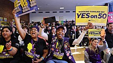 Podporovatelé návrhu na p�ekreslení kongresových obvod� na mítinku v San...