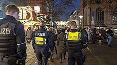 Policisté na vánoním trhu v nmeckém Essenu (15. listopadu 2025)