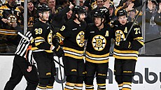 Hokejisté Boston Bruins slaví gól Pavla Zachy (druhý zleva), gratuluje také...