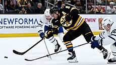 David Pastrák z Boston Bruins pálí v zápase proti Toronto Maple Leafs.