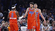 Chet Holmgren (7) a Shai Gilgeous-Alexander (2) z Oklahoma City Thunder bhem...