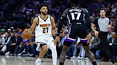 Jamal Murray z Denver Nuggets se blí�í k bránícímu Dennis Schröderovi ze...