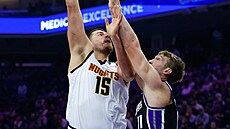 Nikola Joki� z Denver Nuggets zakon�uje p�es Domantase Sabonise ze Sacramento...