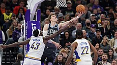 Lauri Markkanen z Utah Jazz fzakon�uje v zápase s Indiana Pacers.