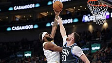 Jusuf Nurki� z Utah Jazz zkou�í blokovat Isaiaha Jacksona z Indiana Pacers.